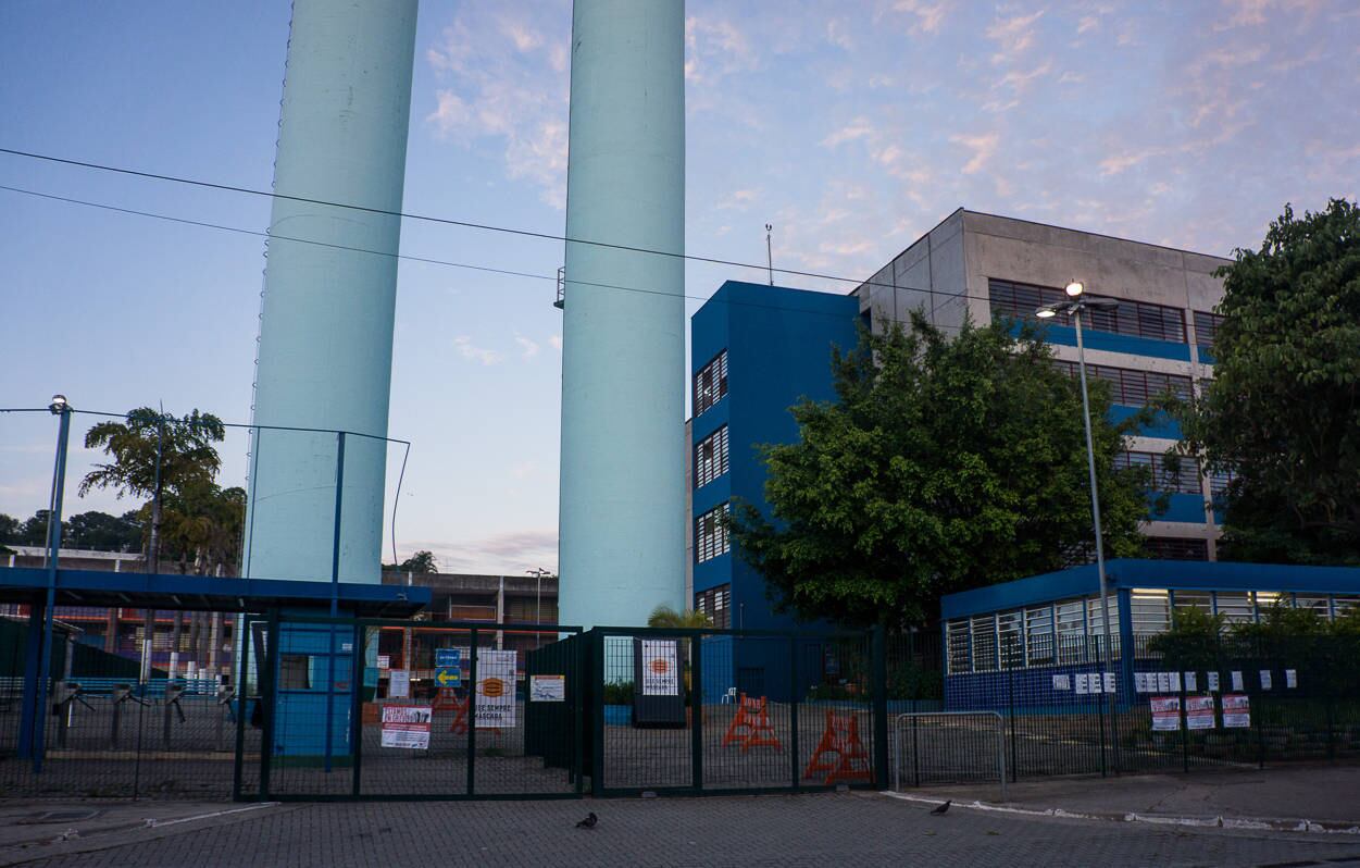 SP - CORONAVÍRUS/SP/PROFESSORES - GERAL
SP - CORONAVÍRUS/SP/PROFESSORES - GERAL - Vista do prédio do Centro Educacional Unificado (CEU) Perus, que está fechado na manhã desta terça-feira, 02, com cartazes de protesto dos professores municipais. O CEU Perus, localizado na zona noroeste da cidade de São Paulo, está fechado após um caso confirmado e outros suspeitos de Covid-19.
Foto: ROBERTO COSTA/CÓDIGO19/ESTADÃO CONTEÚDO
CDG20210302027 - 02/03/2021 - 09:22