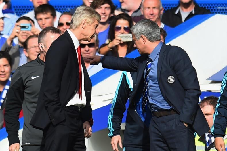 A troca de "carinho" entre Arsène Wenger e José Mourinho já é conhecida no mundo inteiro. Desafetos declarados, os dois se provocam sempre que surge uma oportunidade. Em outubro do ano passado, os dois quase acabaram indo para vias de fato, quando Wenger empurrou o português