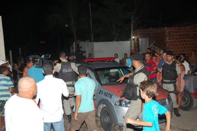 Testemunhas relatam que o homem era bastante violento e agredia a mulher constantemente. Em uma situação, ele teria quebrado as duas pernas dela. A população tentou linchar o italiano no momento da prisão