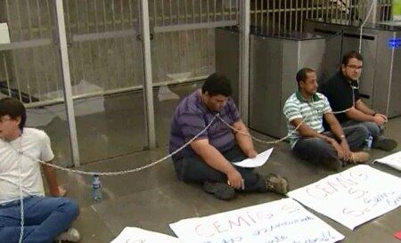 Os manifestantes levaram cartazes e faixas para o local