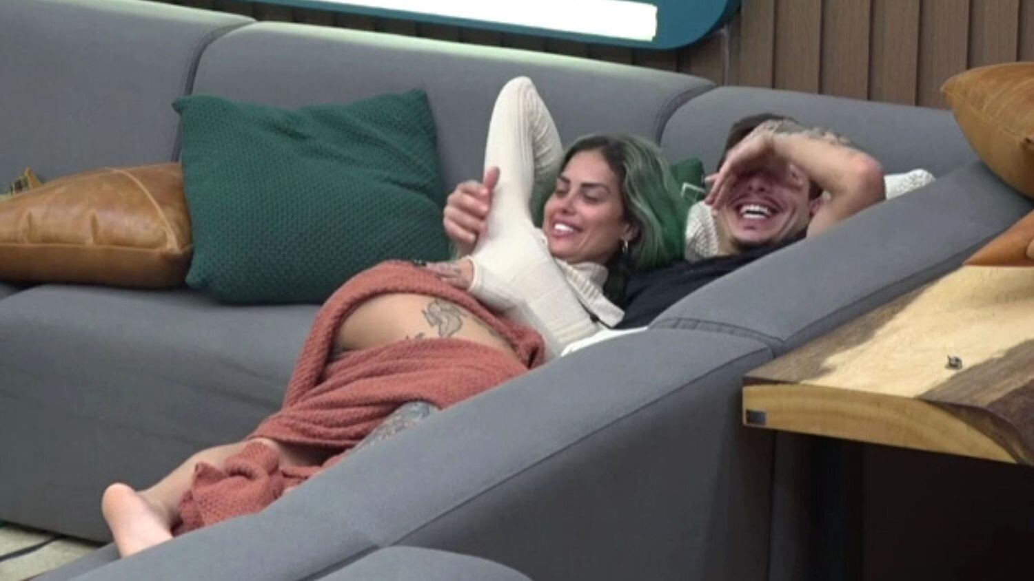 Os ex-peões acabaram levando o romance que aconteceu na festa, para o dia a dia da sede. Esse fato foi recebido de maneira diversa entre os colegas de confinamento. Alguns torceram o nariz, outros não botaram muita fé. Uns ficaram empolgados e deram a maior força e tiveram aqueles que brincaram com a situação. Foi de uma dessas brincadeiras que surgiu um clássico fazendístico: a paródia Deu Namoro, cantada por Pelé, André e Lucas para Tati e Thomaz