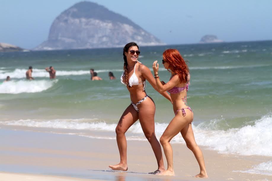 Patricia Jordane exibe corpão na praia