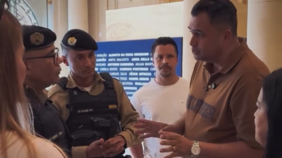 Parlamentares alegam que a mostra exibe cenas de nudez para menores de 18 anos