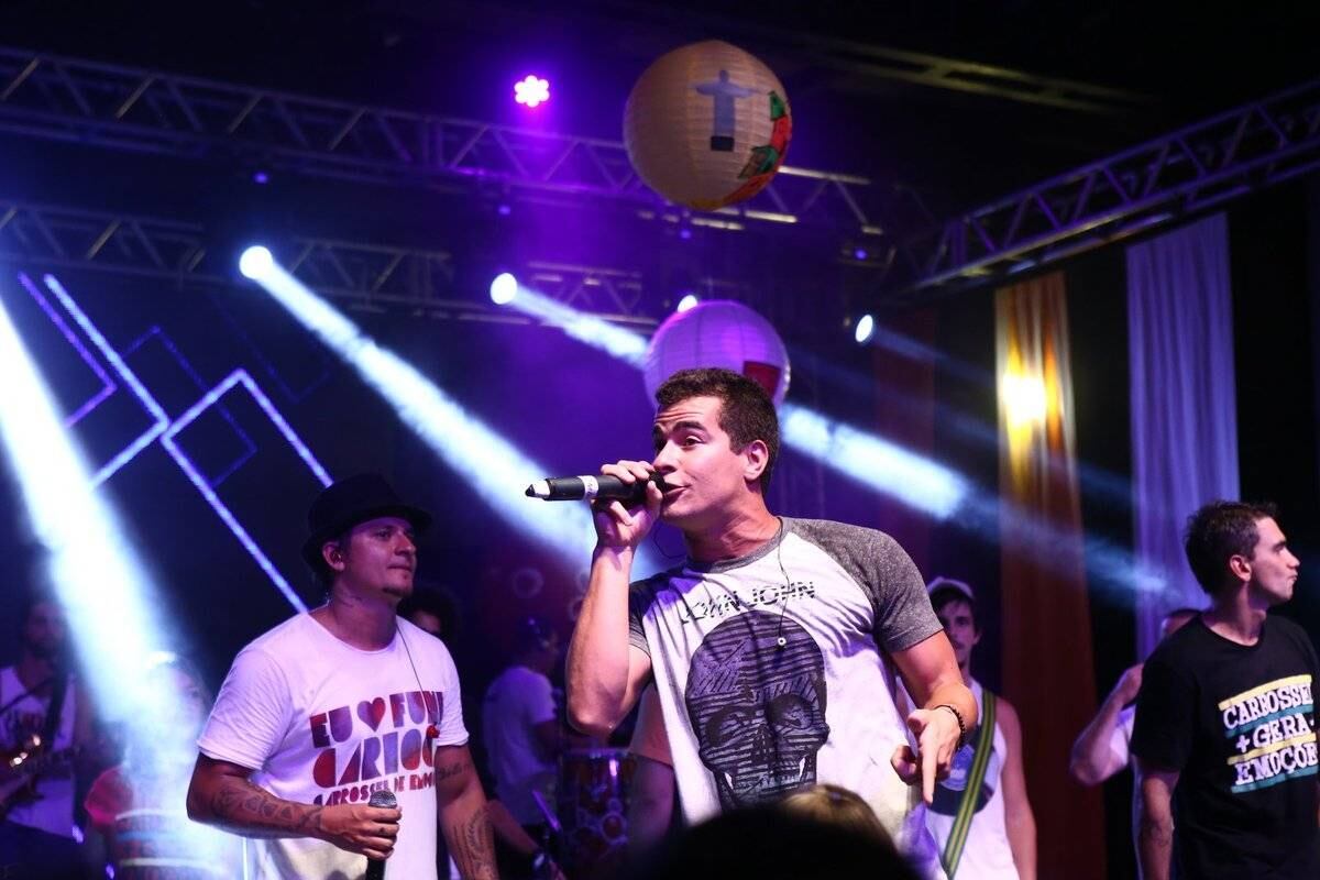 Thiago Martins participou de ensaio do bloco de Carnaval
Carrossel de Emoções na noite deste sábado (20)