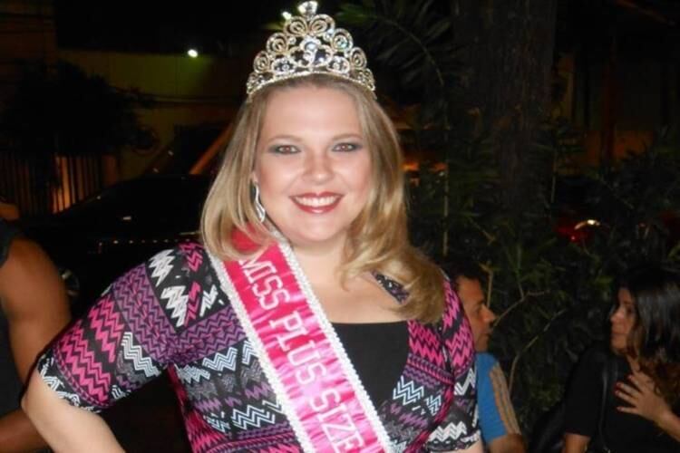 Danielle Ramalho, eleita miss Plus Size Carioca, sofreu bullying na adolescência por estar acima do peso. A modelo, que hoje pesa mais de 100 kg, chegou a fazer dietas malucas para ficar magra. Há dois anos, Danielle não se aceitava e nem sequer se olhava no espelho. Mas hoje, aos 35 anos, a carioca diz acreditar que a sociedade está caminhando para derrubar os
padrões de beleza. Prova disso é que o discurso dela mesma mudou