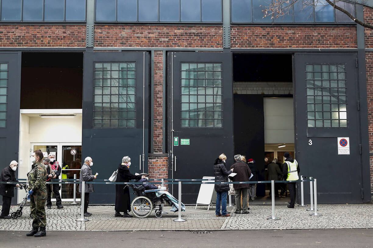 Berlin (Germany), 11/01/2021.- People queue at a vaccination center in the Arena event hall in Berlin, Germany, 11 January 2021. According to media reports, two weeks into its mass inoculations against covid-19, Germany has given 533.00 shots of the 1.5 million received, while Britain has reached the two million shots. (Alemania, Reino Unido) EFE/EPA/HAYOUNG JEON