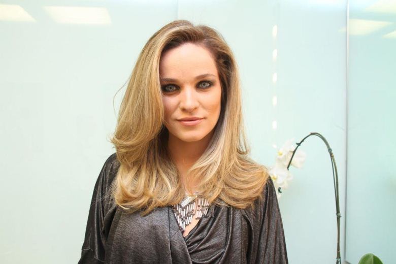 E quais os tratamentos feitos pela atriz? Ela revela.  

─ Não tenho o hábito de viver em salão. Quando chega a hora
de retocar as luzes ou preciso fazer escova para eventos, aproveito e hidrato.
Fora isso, tento usar bons produtos em casa

+  Ouça a trilha sonora completa de Vitória
+ “É questão de tempo”, diz Ricky Tavares sobre reconciliação entre Mossoró e Beatriz
+  Descubra tudo o que os atores aprontam nos bastidores das gravações
+  Curta a página da novela no Facebook e fique por dentro das novidades
