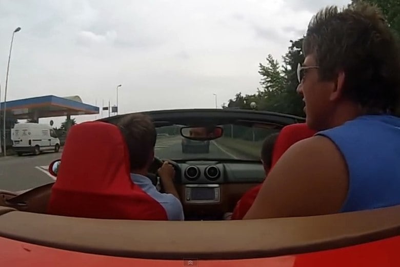 No começo, o jovem motorista dirige com calma, sem abusar muito os 455 cavalos de potência do motorzão V8 do bólido