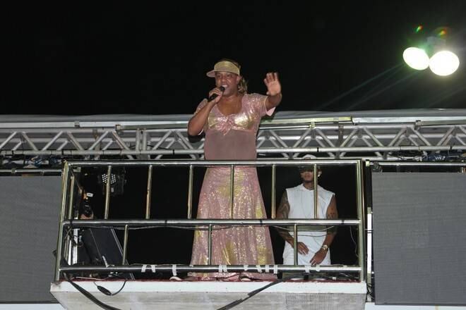 Foi divertida a homenagem de Márcio Victor, vocalista do Psirico, para a cantora Ivete Sangalo — que deu luz as gêmeas no sábado de Carnaval. Ele apareceu fantasiado como a estrela baiana, com direito a barrigão