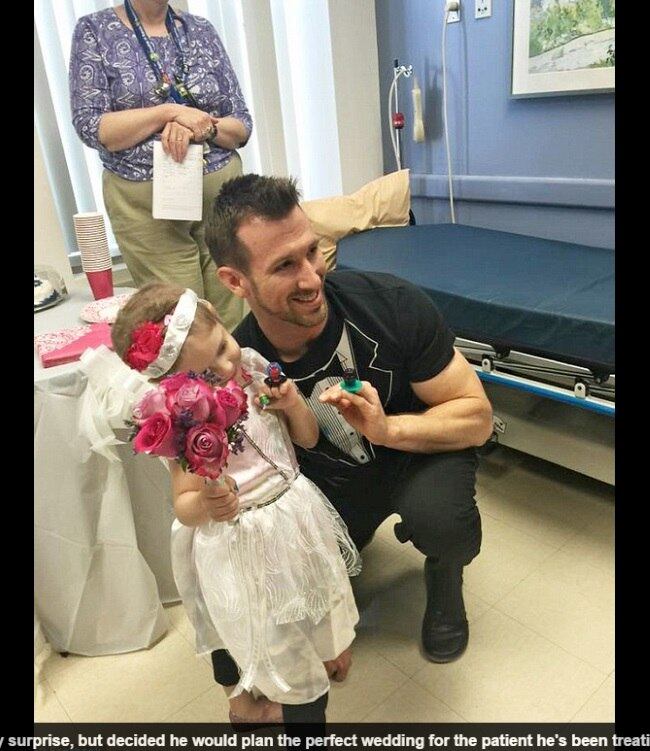 Hickling ficou extremamente animado quando soube que poderia realizar
um dos sonhos da pequena Abby. 

Ela se surpreendeu, porque fizeram até vestido de noiva para
ela, enquanto o enfermeiro usou uma camiseta com desenho de terno e gravata