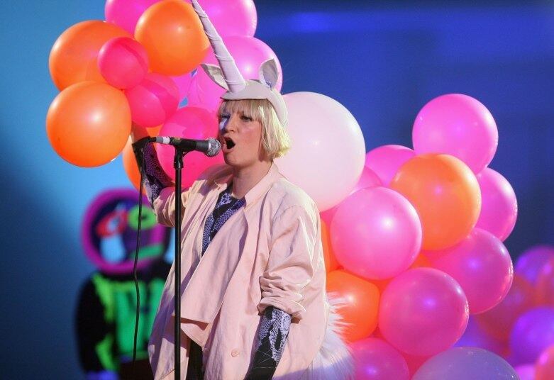 10º Chandelier - Sia

A lista das melhores músicas de 2014 começa com Sia em 10º lugar. O veículo não só considerou a canção "extraordinária", como também colocou Sia como uma das 40 melhores compositoras dos últimos anos