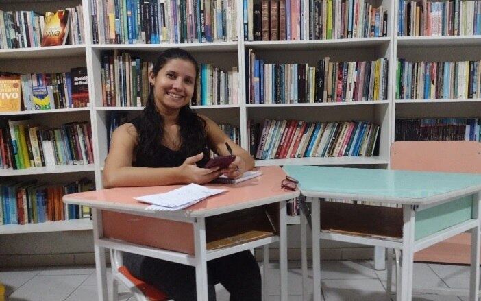 Bianca iniciou na sala de casa o projeto que oferece arte e educação a crianças da Chatuba
