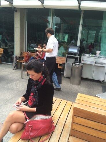 Marina tem recebido flores regularmente, e costuma compartilhar as fotos dos presentes com seus seguidores. As postagens começaram na mesma época em que surgiram os primeiros boatos sobre o novo affair da ruiva