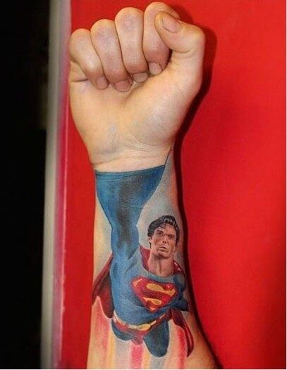 O efeito da tatuagem ficou incrível! O Superman parece estar realmente voando, igual nos games e filmes da série