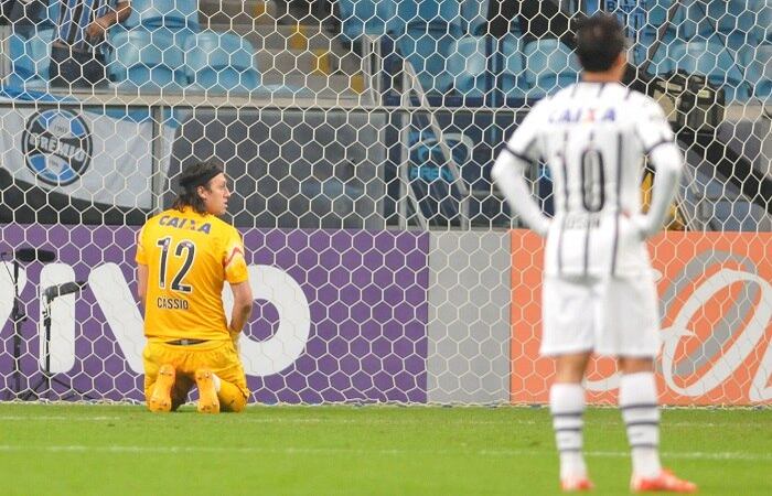 Assim como Santos, o Corinthians também precisa abrir o olho se não quiser correr riscos no Brasileirão. Após as eliminações do primeiro semestre, o Timão sofreu um desmanche, foi atropelado pelo Grêmio na última quarta e despencou na tabela, caindo para o 11º lugar. No fim do revez em Porto Alegre, Tite tirou a culpa do resultado da situação crise financeira vivida pelo clube.
— Não, porque a pergunta é oportunista. Quando esteve jogando seu melhor futebol, já estava com problemas de salários. Atleta tem amor pelo que faz, essa conotação tem de tomar cuidado antes de falar 
