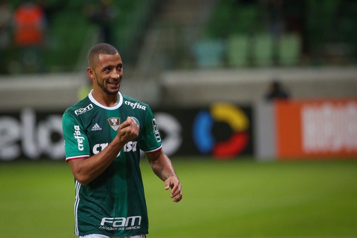 Mas o Palmeiras não se envolveu apenas em compras. O zagueiro Vitor Hugo foi vendido para a Europa, mais especificamente para a Fiorentina, por R$ 27 milhões nesta janela de meio de temporada no Brasil