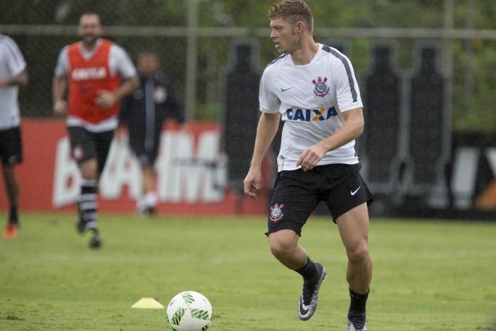 Marlone chega ao Corinthians para a temporada de 2016. O jogador tem vínculo de quatro anos e é uma das apostas para suprir a ausência da dupla Renato Augusto e Jadson

Vote: Qual é o melhor reforço entre os times paulistas?
