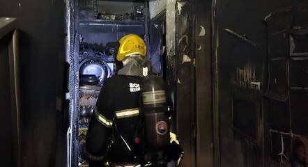 Militar dos Bombeiros avalia a estrutura do apartamento, após ficar completamente queimado pelo fogo