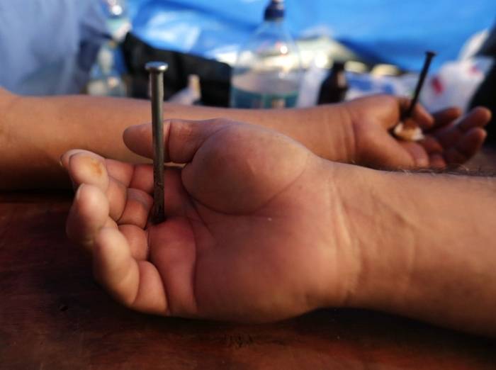 Elvio Cristaldo, Eligio Martinez e Clemente Lovera se "crucificaram" exigindo de volta seus empregos como motoristas de onibus da cidade paraguaia de San Lorenzo 