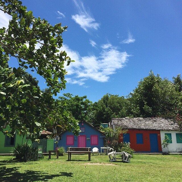 A cantora está em uma vila bem reservada, onde pode curtir em paz seus dias com o maridão