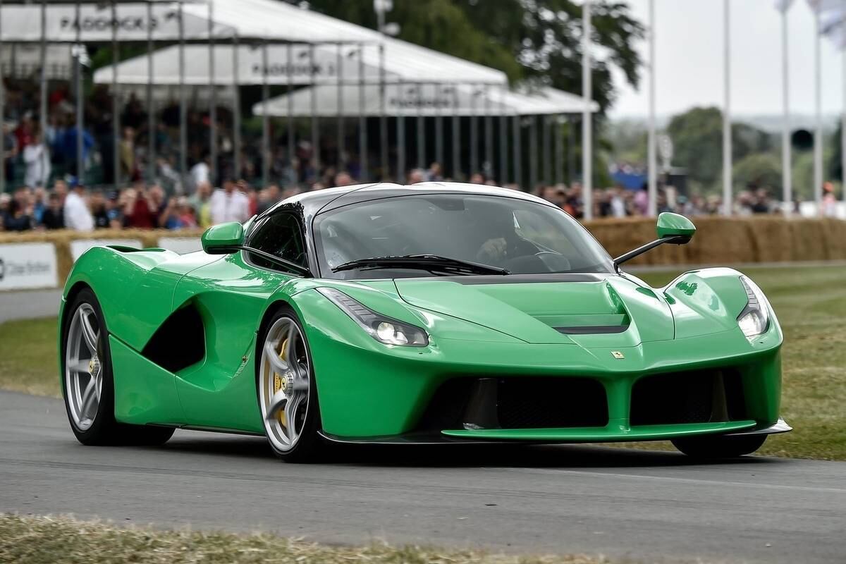 O modelo híbrido LaFerrari é a sucessora da Enzo, que produz 963 cavalos de potência (800 a gasolina e 163 elétricos) , 91,7 kgfm de torque e velocidade máxima de 350 km/h