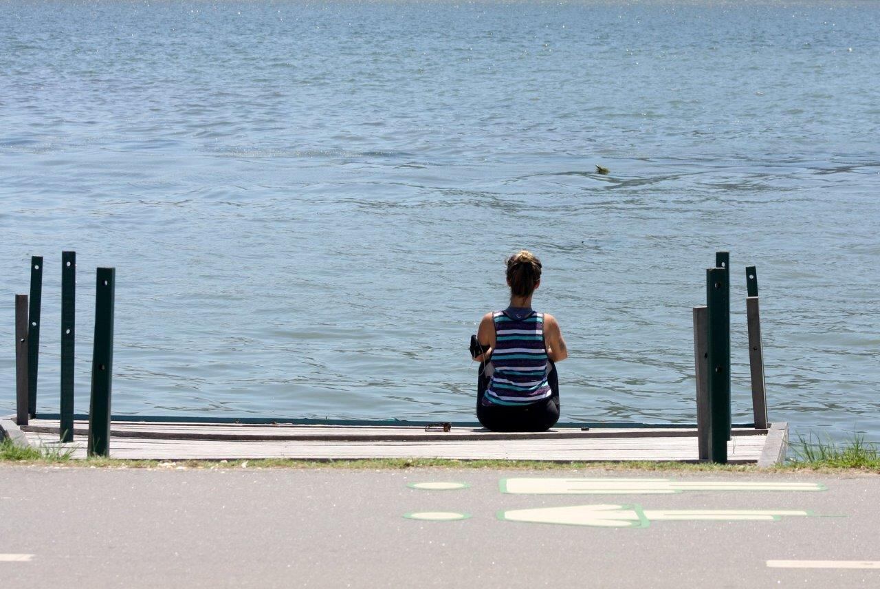 A atriz foi clicada admirando a vista em meio à natureza