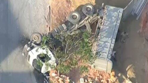 Caminhão estava carregado com areia