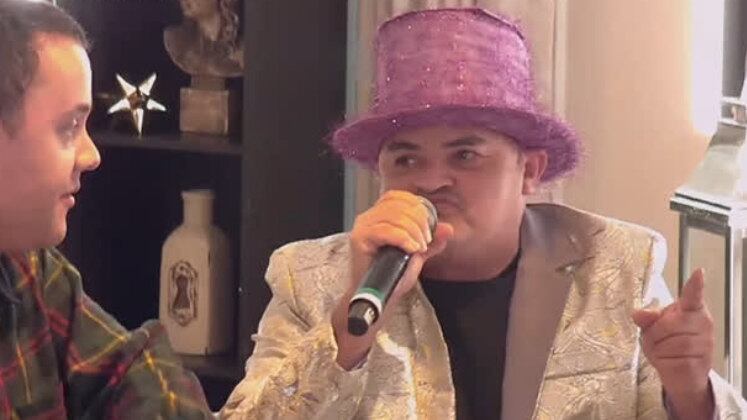 Transformação

E o último sortudo (ou não) das brincadeiras de Tici foi o locutor Generino Vieira, o "Homem Buzina". Foi ela quem o encontrou na entrada da casa. A pegadinha da vez era que "Buzina" faria a locução para a loja da apresentadora, mas o que ele não sabia é que precisaria passar por uma transformação para isso