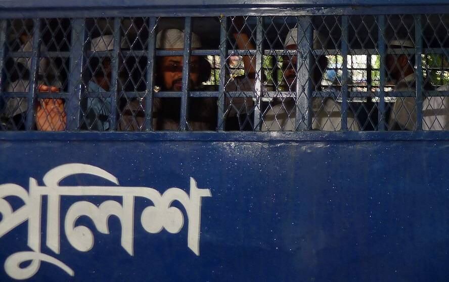 Islâmicos de Bangladesh são levados do tribunal depois de serem sentenciados a morte no país. Nesta segunda-feira (23), a Corte condenou a morte oito muçulmanos que supostamente promoveram um ataque de bombas no país em 2001, matando dez pessoas