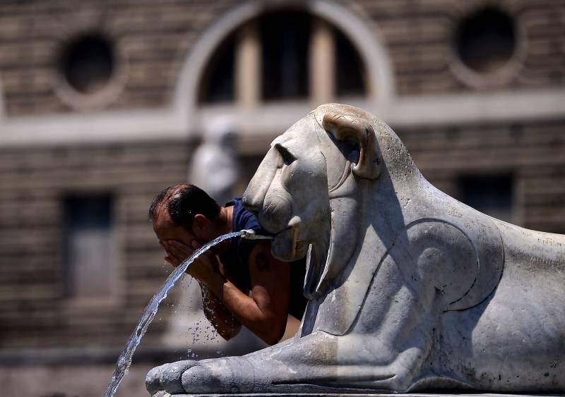
Em Roma, na Itália, homem se refresca em fonte na Praça de
Popolo. Uma forte onda de calor atinge o país e deve permanecer até
sexta-feira, com temperaturas acima dos 35°C

