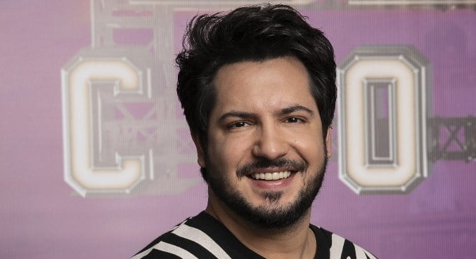 Thiago Bertoldo estreia como jurado no Canta Comigo 4