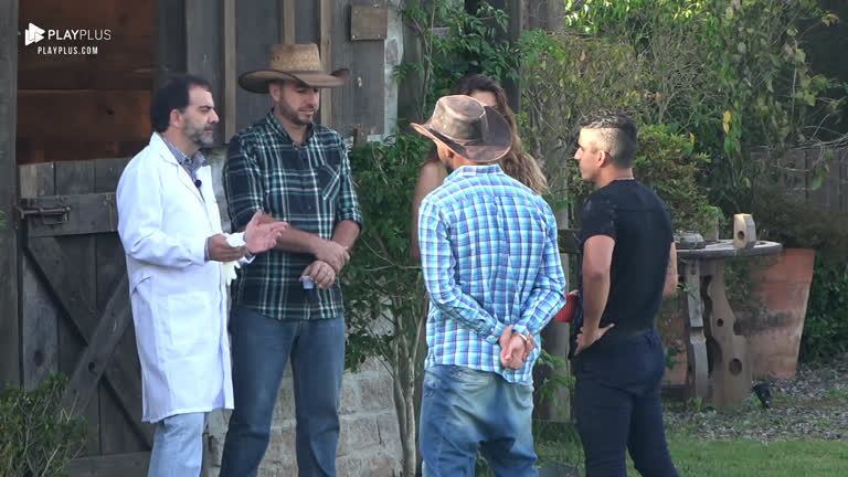 Peões conversam com veterinário sobre égua Ding