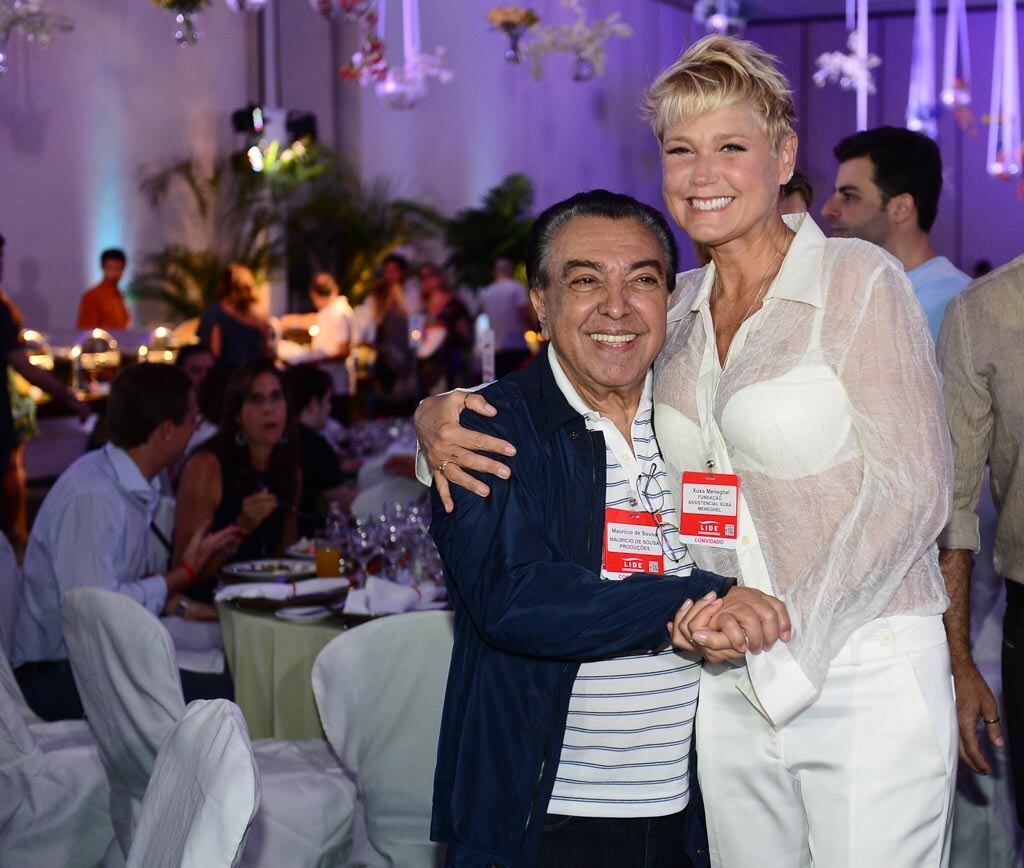 Neste sábado (7), muitos famosos se reuniram em um hotel no Guarujá, litoral de São Paulo, para o 11º CEO’S FAMILY WORKSHOP, evento sobre empreendedorismo, comportamento e gestão de negócios familiares. Xuxa foi uma das celebridades que marcaram presença e, como sempre, a Rainha esbanjou simpatia. Na foto, ela posa com o cartunista Mauricio de Sousa. Veja mais fotos!