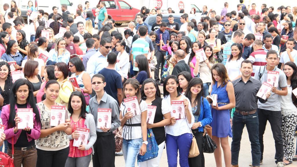 Os primeiros da fila estavam ansiosos para
conseguir autografar os exemplares do último volume da biografia do bispo Edir
Macedo
Leia mais
