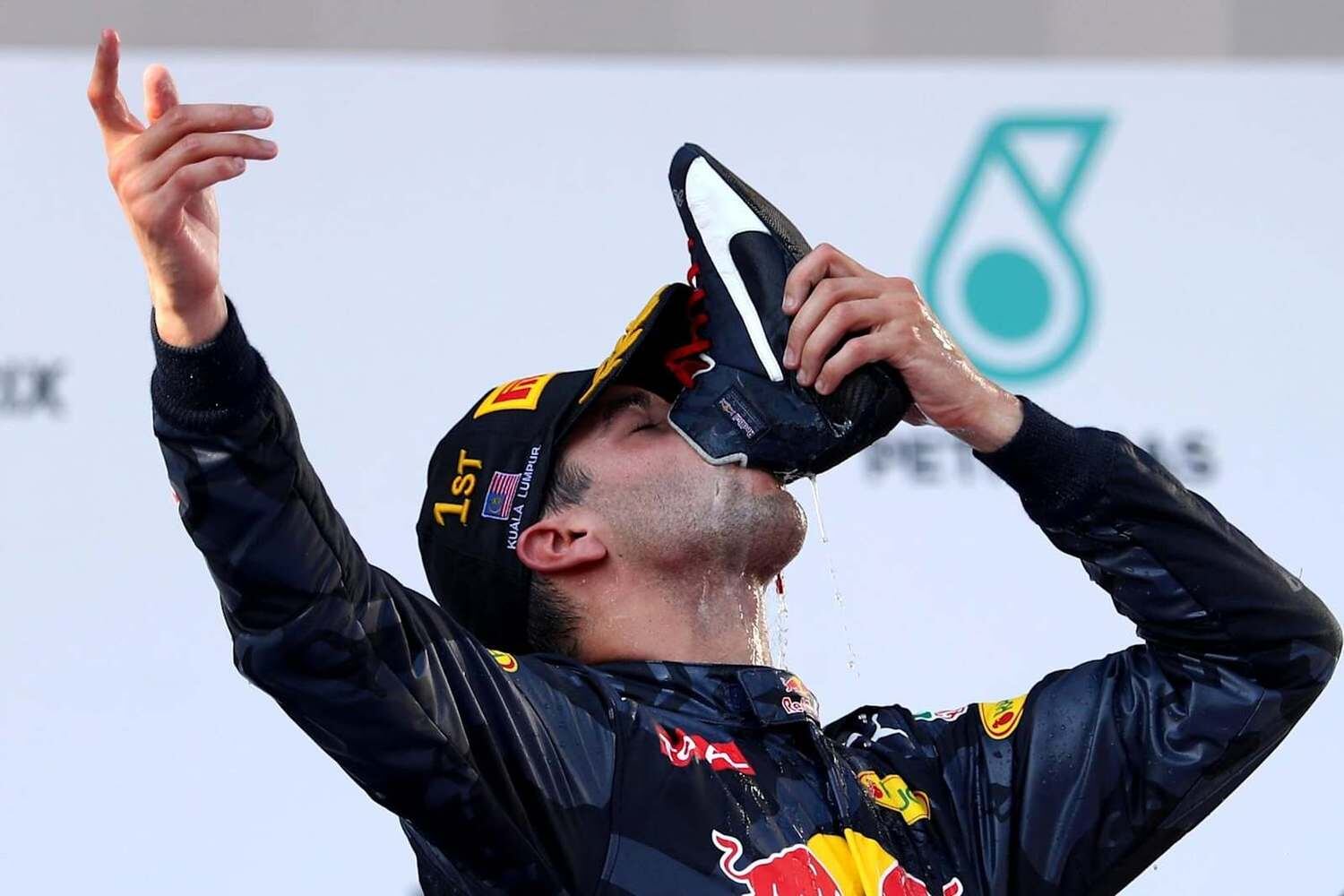 Feliz com a vitória no GP da Malásia de 2016, o australiano comemorou com um agradável shoey