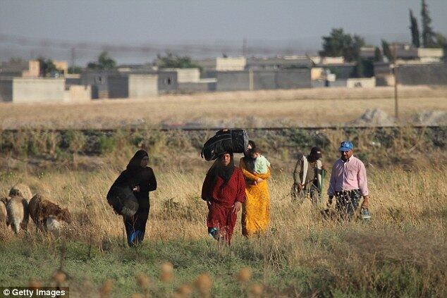 Ali saiu e subiu rapidamente na parte de trás de uma das motos,
quase sem respirar. Os veículos desapareceram em meio à escuridão. No dia
seguinte, depois de uma noite sem dormir em uma casa nas proximidades, Ali foi
acompanhado pelos homens que o resgataram até a fronteira