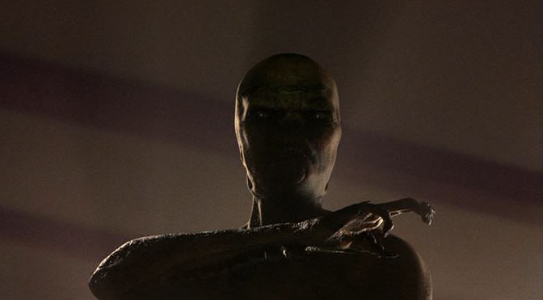 Além de altos e atléticos, eles conseguem se camuflar e possuem espinhos nos pulsos que expelem gás venenoso. Estes são os assustadores aliens mostrados em Sinais, filme de 2002 do diretor M. Night Shyamalan. A raça não-identificada veio para a Terra para explorar recursos e escravizar humanos, mas não poderiam ter escolhido um planeta pior. A fraqueza deles é água, que age como ácido em seus corpos! Nada inteligente invadir um planeta que é composto por 2/3 de água, não é mesmo?