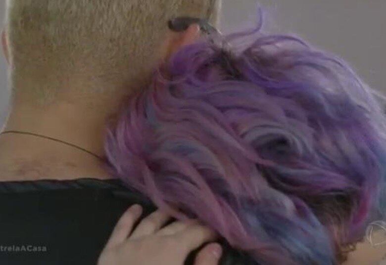 Ela também abraçou um amigo em especial que fez em A Casa, Rayllan