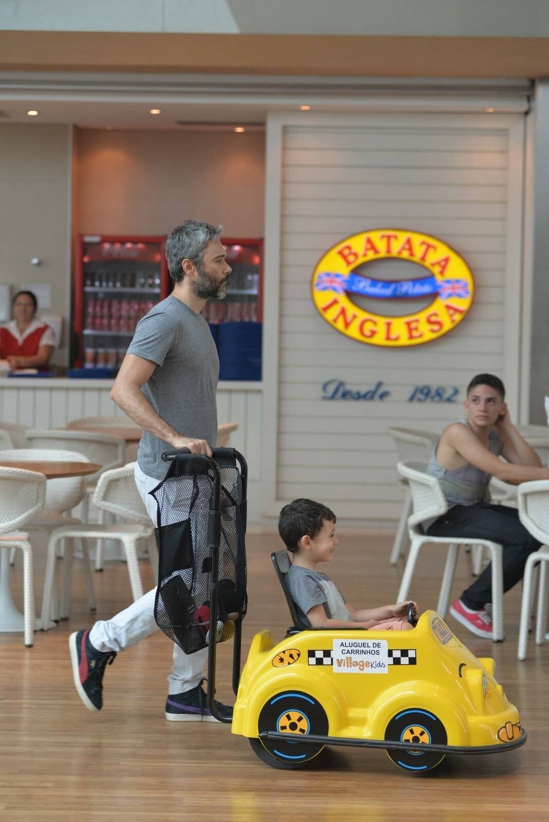 Filho de Ângelo Paes Leme esbanja fofura em shopping carioca