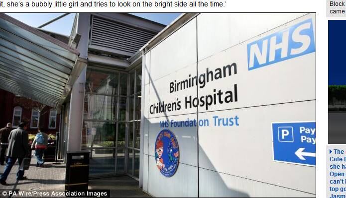 

Agora Hollie toma anti-histamínicos duas vezes por dia. Isso
faz com que ela possa suportar temperaturas de até 4°C por alguns minutos. Sem
a medicação, a menina não aguentaria temperaturas inferiores a 16°C.


— Ela sabe o que
vai acontecer se fizer qualquer uma dessas coisas que é proibida. Ela aceita é
claro. Hollie é uma menina maravilhosa, sempre tenta olhar tudo pelo lado
positivo.



A menina, apesar
de tudo, continua feliz. Embora algumas vezes fique com ciúmes ao ver pela
janela seu irmão mais novo brincando com os amigos na frente de casa

