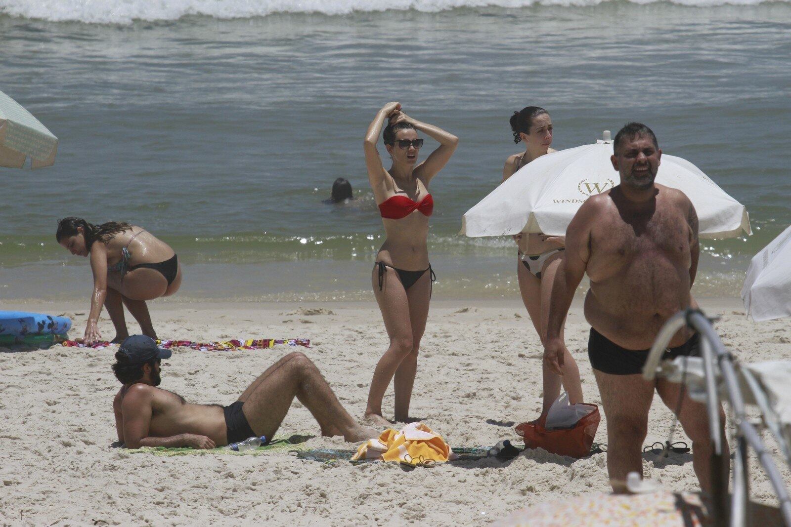 Na trama de Duca Rachid e Thelma Guedes, Bianca dá vida a personagem Amélia, que faz par romântico com Bruno Gagliasso