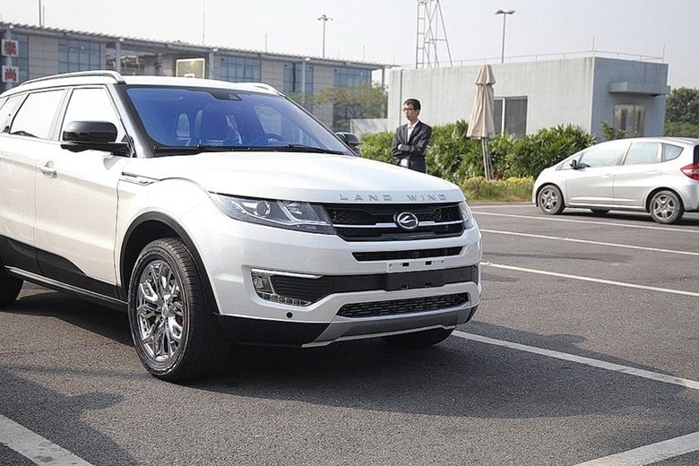 A dianteira segue a receita e exibe o nome da marca chinesa tal como o da inglesa, além de exibir molduras prateadas nos para-choques e vincos muito semelhantes na carroceria