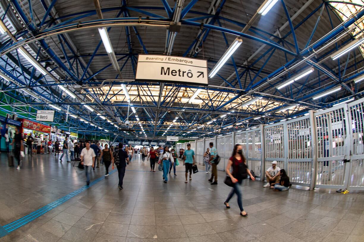 Portas fechadas para acesso ao metro