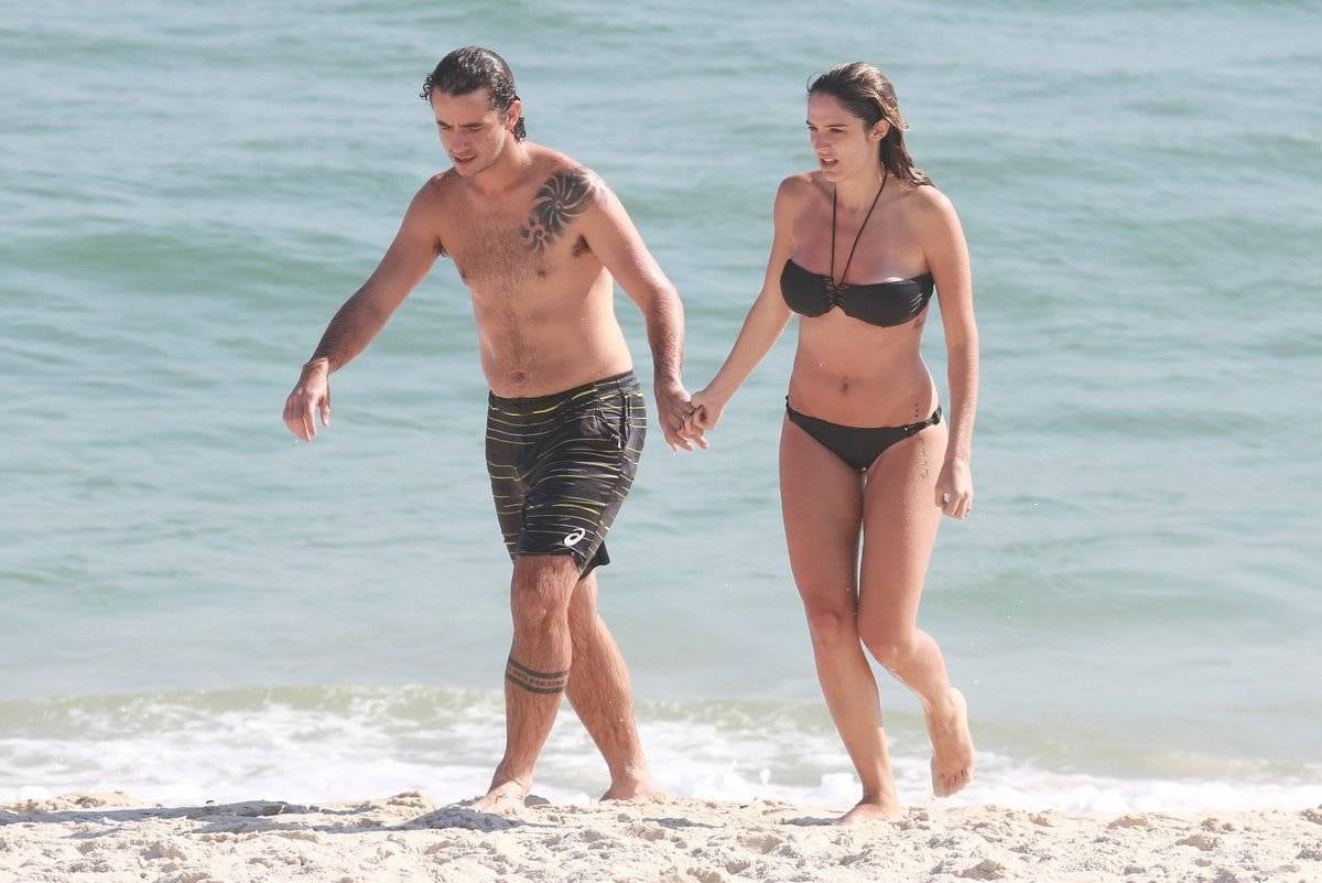 Os dois aproveitaram para se refrescar no mar