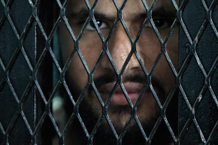 

Detento fica atrás das grades escutando a sua audiência de sentença
na corte estadual de apelação em Sanaa, no Iêmen. A corte sentencia detentos
acusados de fazer parte de célula da Al-Qaeda
