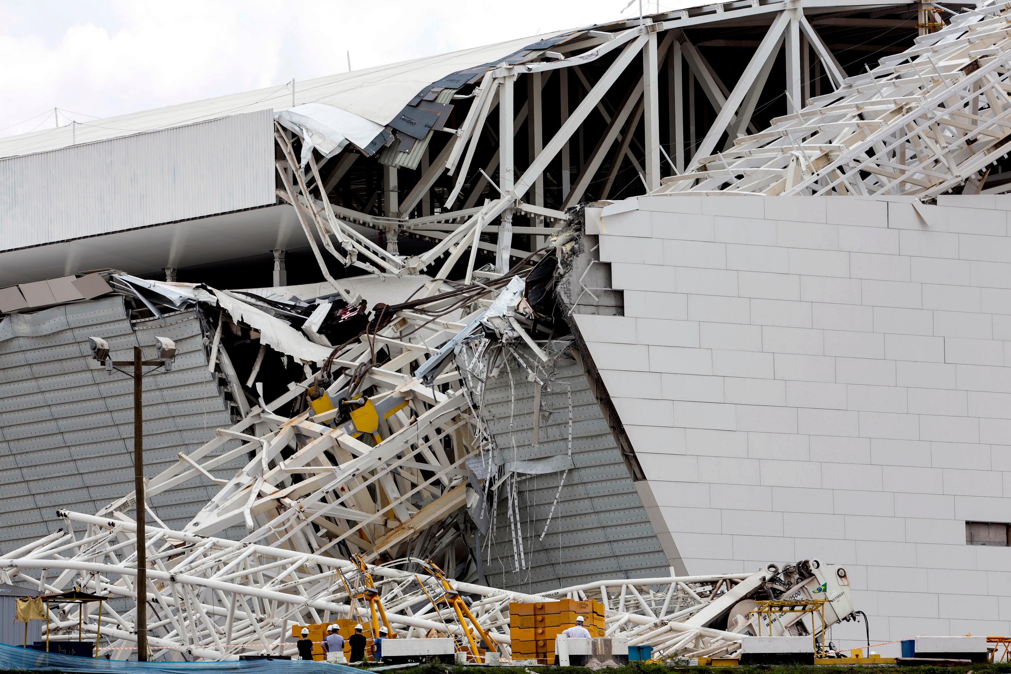 O delegado titular do 65º DP de Artur Alvim, Luiz Antônio da Cruz, responsável pelo inquérito no caso do acidente com o guindaste na Arena Corinthians, ocorrido na última quarta-feira (27), falou nesta sexta-feira sobre o que recolheu nos depoimentos dos envolvidos no fato. Peça importante na investigação, o operador de guindaste ia ser ouvido nesta sexta-feira, mas ele ainda se recupera psicologicamente sobre o ocorrido, portanto o caso mantém muitos pontos de interrogação