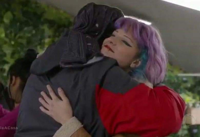 Apesar de estar consciente da decisão que tomou, a cosplayer se despediu dos colegas de reality emocionada