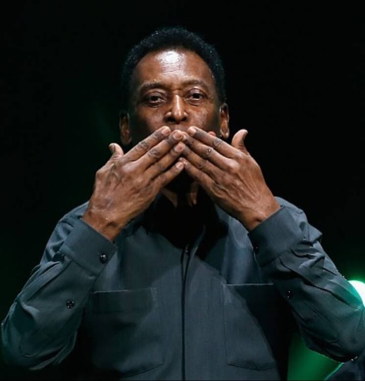 Edson se foi e ficará no Memorial Necrópole Ecumênica, em Santos. Mas Pelé estará para sempre na história, vivo na memória