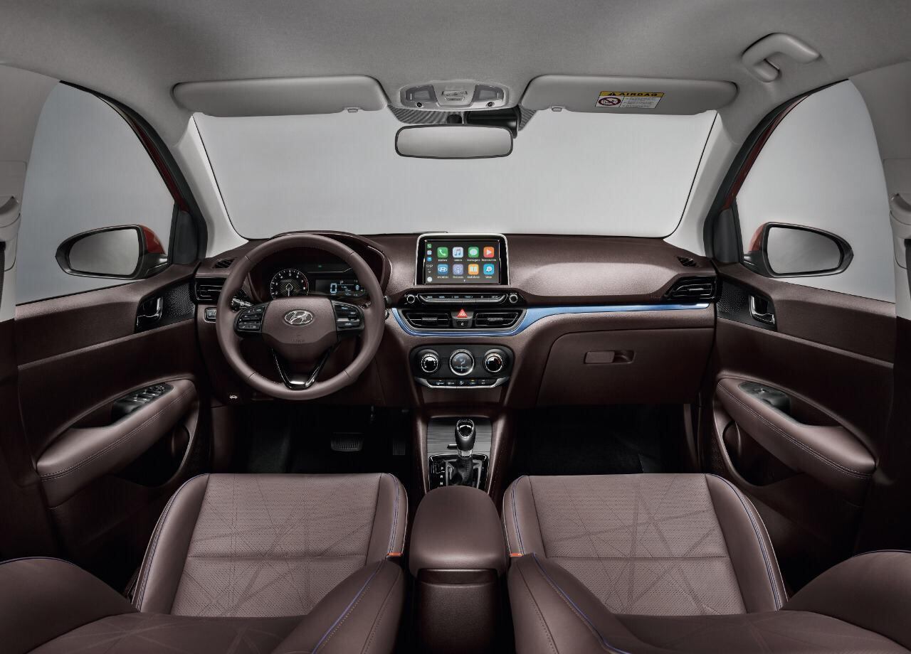 Interior marrom disponível nas versões mais caras: multimídia mudou e há novos porta-objetos