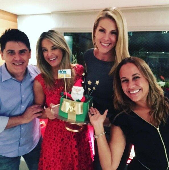 Ticiane Pinheiro abriu a casa para receber os amigos e apresentadores do Hoje em Dia na noite desta terça-feira (15), em São Paulo

Acesse o R7 Play e assista à programação da Record quando quiser
